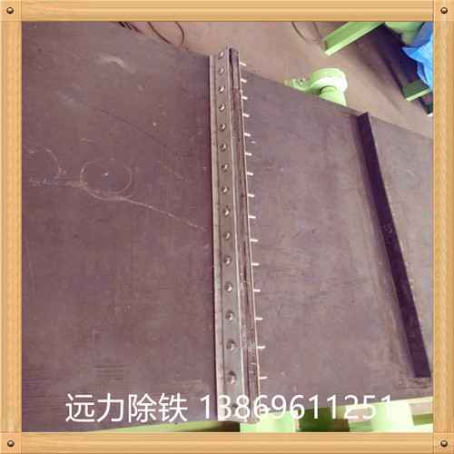 皮带调整?;讨?不得踩踏皮带,否则会影响皮带调整效果.如皮带向一侧跑偏很多,则可将电机三相进线中的任意两相调换,皮带则反方向运转就会向另一侧移动,移动到除铁器中部时?;?再次调换电机任意两相,使皮带按正常方向运转,然后按皮带跑偏具体调整方法调试.皮带跑偏止住后,皮带需在除铁器中部稳定运转2小时,运转期间应观察其运转状况如有跑偏现象应及时调整.