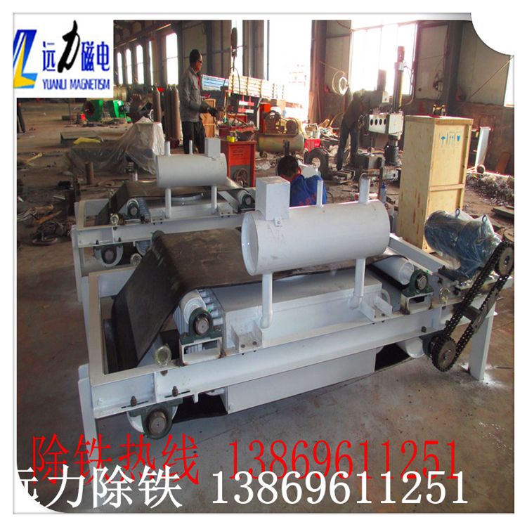 强迫油冷循环电磁除铁器工作原理  　　?油冷电磁除铁器使用时,入口管和出口管分别与循环泵和散热器连接.变压器油通过入口管,上油通道和进油口进入油路的盘管,并在油底部向上运动,消除线圈内产生的热量,然后通过轭板返回油返回通道进入散热器加热,循环实现冷却盘管的目的.  　　?油冷电磁除铁器由于采用内循环结构,简化了外循环管道,减少了焊点泄漏的发生,保证了铁的正常工作,提高了除铁效率.同时,内循环结构使油循环更均匀合理,有效降低了隔膜的温度,保证了温度升至40℃以下,提高了隔膜的性能,使其性能更高比行业标准.  　　?另外,核心配备三维注油通道,当油芯可以消散时,使铁的整体冷却效果更好.结构简单,设计合理,维护方便,在空白板中加入这样的隔膜,在油冷的铁路领先水平上,值得广泛的普及应用.