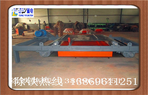 2.悬挂式强磁永磁除铁器如何节省维护费用  　　除铁器在工作过程承受的压力比较大,所以质量差的设备可能会产生各种各样的问题和故障,不仅耽误工作进度,还会耗费很多的金钱来维修它,所以选购除铁器质量是关键.远力磁电强磁除铁器有很强的优势,它的运用不必耗水不必耗电,也不必任何杂乱的操作,能够说近乎零运转费用.而修理?；ひ膊槐鼗ǚ讶魏畏延?由于强磁除铁器与水触摸的是不锈钢,不会呈现生锈表象,并且规划上没有转变件因而也不会发生磨损