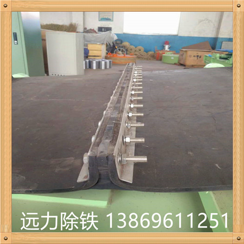 除铁器专业皮带生产厂家,潍坊远力磁电是专业生产永磁自卸式除铁器的厂家,其皮带配件也是客户经常关心的,除铁器皮带是我们的?；恍耘浼?下面我们就讲下我们皮带的参数及优势  　　接头形式 结构及加工方法与普通输送带大致相同 除铁器环形带,其接头不采用机械接头,而是用加热加压的方法硫化成整体,故又称为无接头输送带.