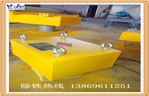 1.强永磁除铁器为什么易清理  　　传送带上方强永磁悬挂除铁器有很多影响分离器效率的因素,除了磁场强度对矿物磁性的影响外,颗粒形状,颗粒大小,磁性矿物含量和矿物氧化度也对磁性有影响  　　2.强永磁悬挂式永磁除铁器矿物氧化对隔膜的冲击程度：  　　磁铁矿在沉积物长期氧化后,部分或全部变成假赤铁矿.随着磁铁矿氧化度的增加,磁性减弱,特定磁化率明显降低.磁化率的最大值越来越不明显,曲线越来越接近水平线.  　　3.强磁性矿物含量对除铁器的影响  　　磁铁矿和脉石矿物伴生的身体,在生产过程中很容易混入磁性浓缩液,影响浓缩液的质量.活体的磁性与活体的结构,结构域强度和分选介质相关.过程中破碎,预选抛弃,研磨,分级,除铁.浮选机采用锥形节能浮选机,节能效果显着,生产效率高;磁选机采用新型复合磁系统,回收率高,完全分离;一段铁精矿筛分后的高频细磨,再选工艺,有效提高铁粉的生产效率和质量  　　4.强永磁悬挂除铁器器的冲击粒径：  　　?磁性颗粒的磁性质是由磁畴壁的移动和磁畴的旋转引起的.随着粒径减小,每个粒子中包含的磁畴的数量减少.当磁化发生时,磁畴壁的移动相对减小,磁畴旋转逐渐占主导地位.当颗粒尺寸减小到单畴状态时,没有磁畴壁的移动,此时,完全由畴旋转产生的矿物颗粒的磁性能.畴旋转所需的能量远远大于畴壁的能量,因此磁铁矿的比磁化降低,矫顽力随着粒径减小而增加