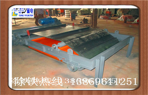 1.陶瓷粉料自动除铁器的特点  　　1.1.永磁除铁器采用高性能钕铁硼做磁源,磁性强,不退磁.  　　1.2.鼓两侧的鼓形结构,此种结构具有自动校正功能,出色的密封性,这样就可以很好地适应各种恶劣环境.  　　1.3.皮带机控制部分链条,可以实现原位手动控制和集中控制两种方式.  　　1.4.无励磁线圈,节能.  　　1.5.不需要整流控制器,可靠性高.  　　1.6.没有温升,磁场强度也不存在“冷”“热”点,磁场常数.  　　1.7.电源,吸铁在铁上的零件不会落回到运输的材料上.  　　?1.8.没有绝缘和压力问题.配合防爆电机驱动的铁质输送带可成为防爆沉淀器.然而,永磁磁选机的磁场强度会衰减,应在选择调查和实施时选用