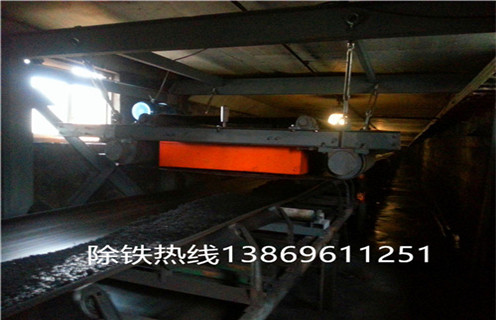 带式除铁器使用现场-砖瓦城市破碎综合利用，RCYC系列带式永磁除铁器,无需励磁线圈,省电节能。采用永磁性磁场,这样能保持恒定的高场强永磁场,磁系内部采用环氧树脂浇注,形成一个整体,在恶劣环境中长期运行,无帮障。自卸机构由不锈钢刮板,环行胶带,摆线针轮减速机,工作框架 等组成。能除去混杂在非磁性物料中重量为0.1-35kg的铁磁性物质,即可提高原料品位,同时也能用于加收铁磁性物质.