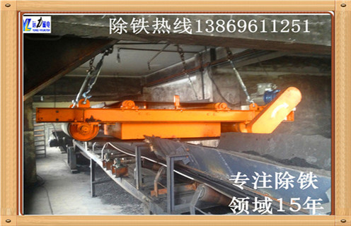 带式除铁器使用现场-砖瓦城市破碎综合利用，RCYC系列带式永磁除铁器,无需励磁线圈,省电节能。采用永磁性磁场,这样能保持恒定的高场强永磁场,磁系内部采用环氧树脂浇注,形成一个整体,在恶劣环境中长期运行,无帮障。自卸机构由不锈钢刮板,环行胶带,摆线针轮减速机,工作框架 等组成。能除去混杂在非磁性物料中重量为0.1-35kg的铁磁性物质,即可提高原料品位,同时也能用于加收铁磁性物质.