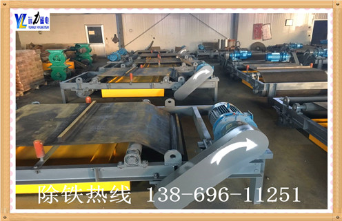　　一、皮带输送机用除铁器强弱影响因素 　　1、皮带输送机用除铁器采用高性能钕铁硼做磁源，磁性强，不易退磁。  　　2、两边滚筒为腰鼓形结构，具备自动纠偏功能，密封性极好，所以能很好的适应各种恶劣环境。  　　3、皮带输送机用除铁器控制部分可以皮带机连锁，可实现就地手动控制和集中控制两种方式。  　　4、皮带输送机用除铁器无励磁线圈，省电节能。  　　5、皮带输送机用除铁器不需要整流控制装置，可靠性高。  　　6、不存在温升问题，磁场强度也就不存在“冷态”“热态”之分，磁场恒定。  　　7、皮带输送机用除铁器断电时，吸在除铁器上的铁件不会掉回到输送物料上。  　　8、皮带输送机用除铁器不存在绝缘和耐压问题。配上防爆电机驱动的弃铁输送带即可成为防爆除铁器