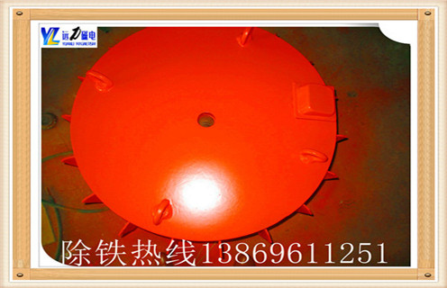 选矿行业的火速兴起,磁选机公司如“雨后春笋”般涌向市场,选矿行业的竞争日益激烈,电磁除铁器在生产上面临的挑战也逐渐加大.潍坊远力磁电作为典型的磁选机生产厂家,要想在激烈的市场竞争力立于不败之地,服务水平和设备的工作效率提升是非常关键的一个环节.在选矿行业市场的争夺战中干式电磁除铁器成为最有利的武器. 　　1.远力干式电磁除铁器的优越性能给用户带来了很大的便利,它不仅节约资源省水省电,并且随着技术的改进工作效率也大大提升.近年来,它的工作范围也扩大了很多,可以用于多种场合.  　　2.干式电磁除铁器可以用于低品位矿石的预选工作,预富集矿石资源,提高入磨品位,降低选矿成本.用于尾矿再选,回收尾矿坝干坡段相对富集的尾矿.用于硫酸渣干粉的磁选提纯.用于非磁性物料的除铁,效果明显,选矿成本低廉.用于磁选厂精粉提纯作业,抛除铁精粉中的贫连生体及脉石,提高精粉等级,增加选厂产品技术附加值.  　　3.干式电磁除铁器是不可多得的好设备,它满足了客户对于环保高效率设备的需求,在工作的同时,尽最大可能的?；せ肪?节约资源,维护我们共同生活的家园.远力干式电磁除铁器的种类丰富,其优点更是有目共睹的.