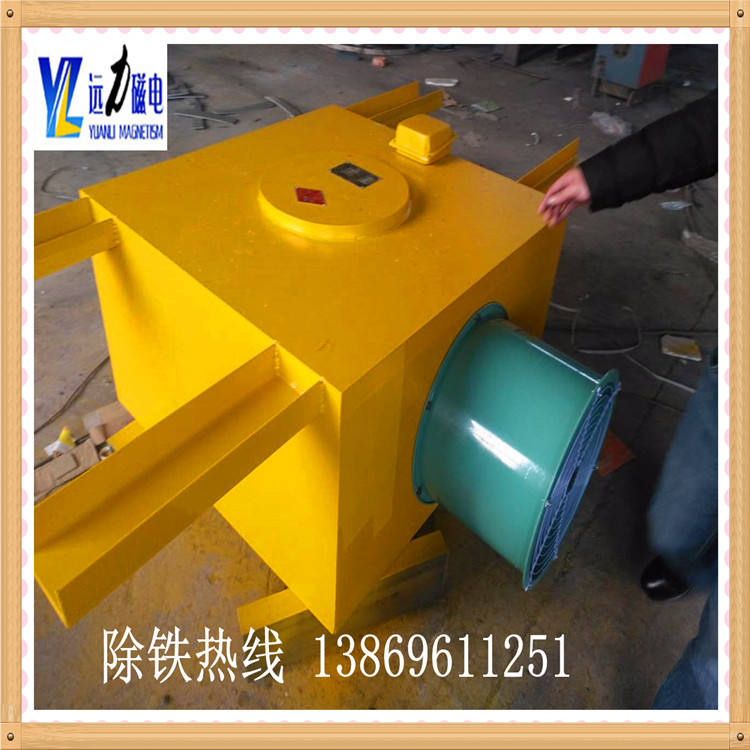 　　RCDC风冷悬挂式电磁除铁器自动卸铁，水泥厂木材砖厂专用除铁的设计特点如下： 　　◆ 磁路采用计算机模拟设计，透磁深度大.磁力强.  　　◆ 内部采用电工专用树脂浇注，自冷式全密封结构.防尘.防雨.耐腐蚀.  　　◆ 自动卸铁.维护简便.滚筒腰鼓形结构，具备皮带自动纠偏功能，特制全密封轴承座，可实现长期无故障运行.  　　◆ 产品配套性好，整流设备功能齐全，具有手动和集控功能，能满足多种场合的使用要求.  　　◆ 可有效吸除混杂在非磁性物料中0.1-35公斤的铁磁性物质.
