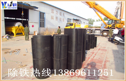 输送带专用悬挂式强磁除铁器皮带永磁铁吸铁器rcyb-8除铁器皮带，电磁除铁器在采矿,焦化,煤等皮带输送行业作为除铁设备领域,已被广泛应用.皮带铁除铁器自动卸载铁带使用高强度一体式橡胶圈,一个带刮刀易于完成卸载操作.为了?；てご映てご倜?可以支撑安装支架,用这种支架支撑可以满足不同的安装方式. 　　永磁自卸式除铁器皮带广泛应用于矿山,冶金,煤炭,火电,化工,建材等行业.电子式树脂铸造用内部使用的圆盘型隔膜,这种圆形隔膜采用自冷式全密封结构.其优势是具有较大的渗透深度,强吸力,防尘,防雨,腐蚀等特点,在极恶劣的环境下仍能可靠运行.回收磁性材料并防止磨床,破碎机等机械设备损坏和磨损,具有可靠的?；ぷ饔?