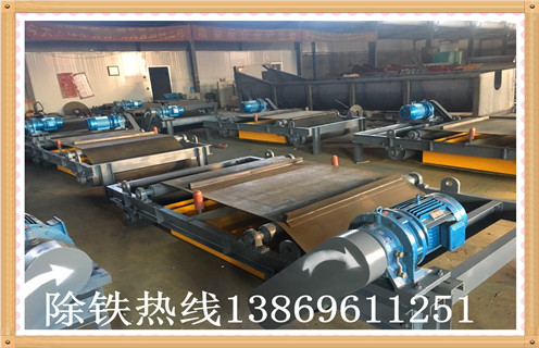 生产RCYD（C）-12永磁自卸式除铁器带式除铁器强磁石料建材吸，湿式永磁自卸式除铁器 ，湿式永磁自卸式除铁器按照槽体的不同可分为顺流式、逆流式、半逆流式三种。公司提供实验室，实验样机可根据用户的物料来自由定做设备，公司湿式永磁自卸式除铁器经常销往设计院，具有 　　1.干式永磁自卸式除铁器主要应用  　　干式永磁自卸式除铁器 广泛应用于，沙山，铁矿，河沙中的铁粉提取，是目前河沙提取铁粉的最为理想的设备。 干式永磁自卸式除铁器概述： 干式永磁自卸式除铁器是我公司专为磁性矿而研制设计的一种新型干选磁选